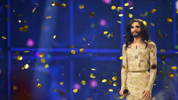 ESC-Gewinnerin Conchita Wurst im Goldregen. © NDR Foto: Rolf Klatt