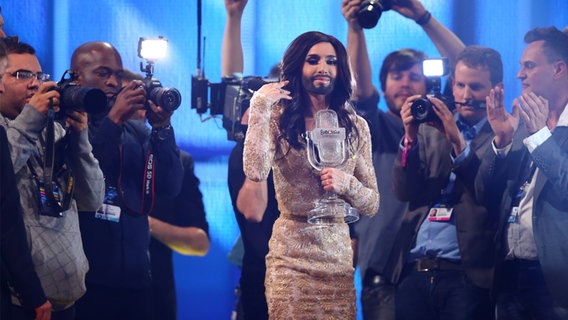 ESC-Gewinnerin Conchita Wurst mit ihrer Siegertrophähe umringt von Pressefotografen. © NDR Foto: Rolf Klatt