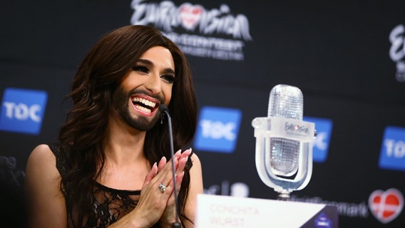 ESC-Gewinnerin Conchita Wurst bei der Pressekonferenz. © NDR Foto: Rolf Klatt