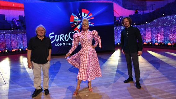 Barbara Schöneberger mit Michael Schulte und Peter Urban © NDR/Uwe Ernst Foto: Uwe Ernst