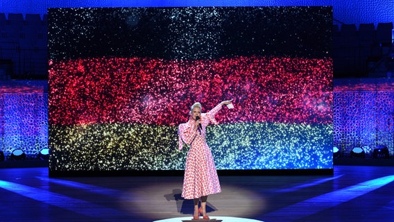 Barbara Schöneberger vor einer Deutschland-Flagge. © NDR/Uwe Ernst Foto: Uwe Ernst