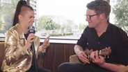 Saara Aalto und Stefan Spiegel machen gemeinsam Musik.  