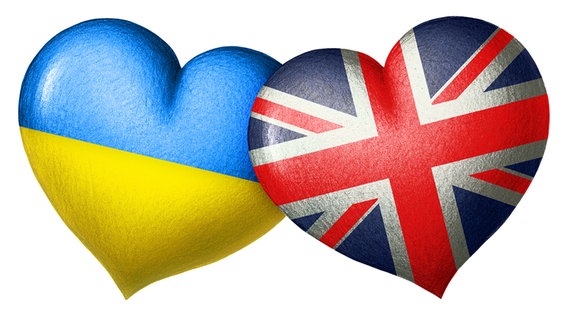 Die Flaggen von Großbritannien (UK) und der Ukraine in Herzform © panthermedia/novephotocom 