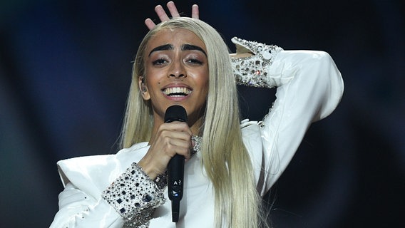 Für Frankreich steht Bilal Hassani mit "Roi" auf der ESC-Bühne © picture alliance / Sputnik / dpa Foto: Vladimir Astapkovich