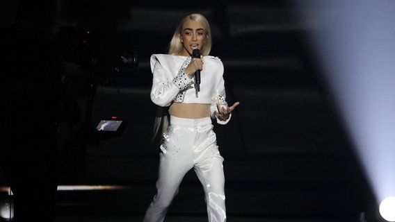 Für Frankreich steht Bilal Hassani mit "Roi" auf der ESC-Bühne. © picture alliance Foto: Ilia Yefimovich