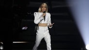 Für Frankreich steht Bilal Hassani mit "Roi" auf der ESC-Bühne. © picture alliance Foto: Ilia Yefimovich