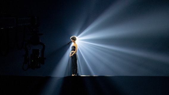 Barbara Pravi (Frankreich) auf der Bühne. © EBU Foto: Andres Putting