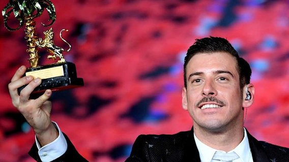 Francesco Gabbani hält die Siegertrophäe des Sanremo-Festivals in die Höhe © RAI 