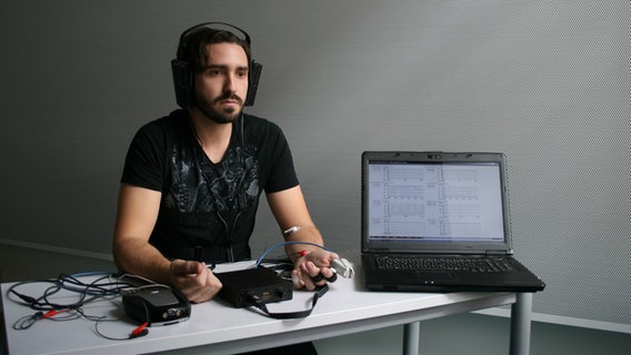 Forschung an der Universität Wien: Bei einem Mann wird gemessen, ob Musik Gänsehaut auslöst. © Jörg Mühlhans Foto: Jörg Mühlhans