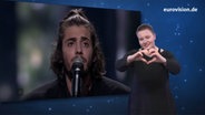 Gebärdenprachdolmetscherin Laura M. Schwengber vor einem Bild des Sängers Salvador Sobral © NDR 