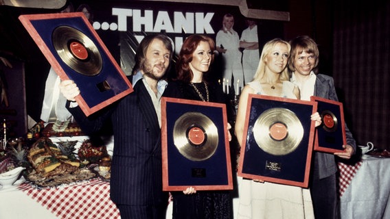 ABBA bei einer Auszeichnung in Hamburg in den 1970ern © picture-alliance / Jazz Archiv 