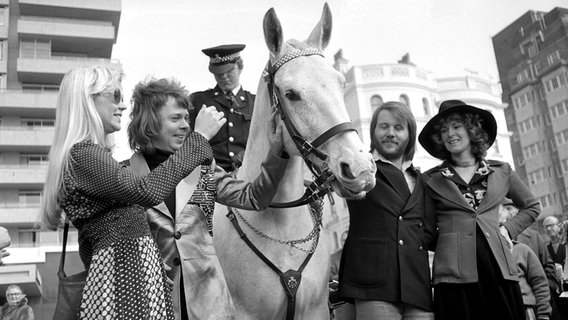 ABBA kurz nach ihrem ESC Sieg in Brighton © picture-alliance / empics 