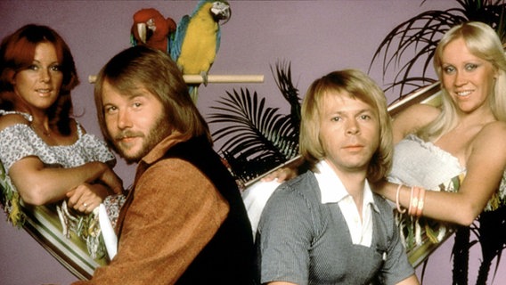 1974 Abba mit "Waterloo" den Grand Prix d' Eurovision im englischen Brighton. © NDR 