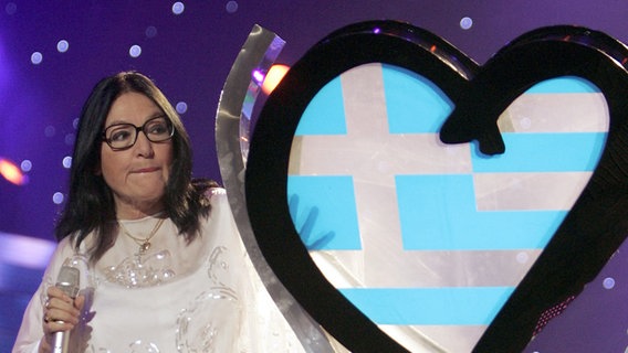 Nana Mouskouri gibt das Zeichen für das Ende des Tele-Votings © dpa Foto: Jörg Carstensen