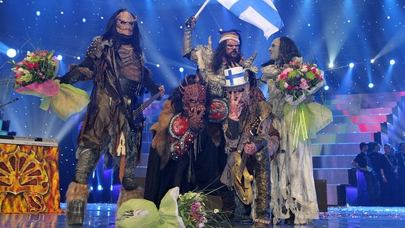 Lordi aus Finnland feiern ihren Sieg © NDR Foto: Rolf Klatt