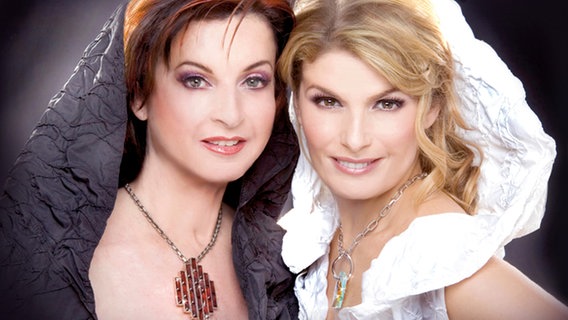 Baccara, Mayte Mateos (links) und Paloma Blanco auf dem Plattencover ihres 2008 erschienenen Albums "Satin... In Black And White" . Baccara, Mayte Mateos (links) und Paloma Blanco auf dem Plattencover ihres 2008 erschienenen Albums "Satin... In Black And White" . © edel entertainment GmbH