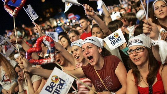 Stimmung beim Public Viewing in Belgrad © ap Foto: MARKO DROBNJAKOVIC