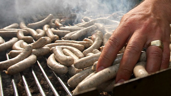 Auf dem Empfang des deutschen Botschafters - Grillwürstchen © NDR Foto: Rolf Klatt