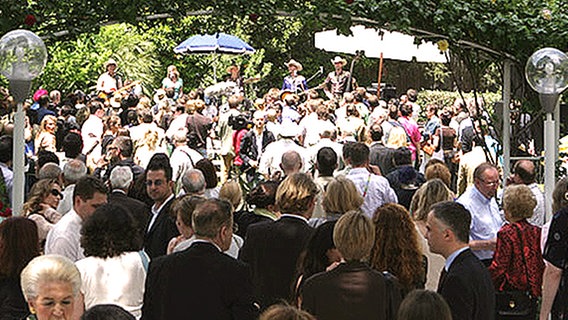 Andrang vor der Bühne im Garten der deutschen Botschaft © NDR Foto: Rolf Klatt