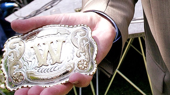Präsent der Texaner: Eine Gürtelschnalle im Western-Style © NDR Foto: Rolf Klatt