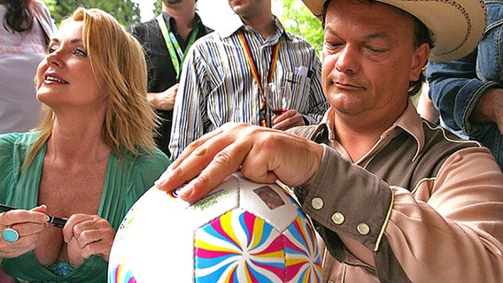 Texas Lightning signieren einen Fußball © NDR Foto: Rolf Klatt