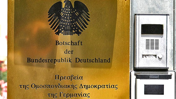 Das goldene Türschild am Eingang der deutschen Botschaft © NDR Foto: Rolf Klatt