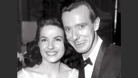 Die französische Siegerin Jaqueline Boyer und der britische zweitplatzierte Bryan Johnson nach dem Finale des Grand Prix 1960 © picture alliance/KPA/TopFoto 