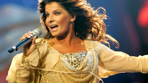 Carola singt "Invincible" © NDR/Rolf Klatt Foto: Rolf Klatt