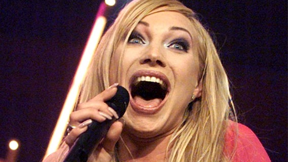 Charlotte Nilsson aus Schweden freut sich über ihren Sieg beim ESC 1999. Charlotte Nilsson aus Schweden freut sich über ihren Sieg beim ESC 1999. © epa/afp Foto: Kahana