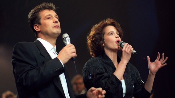 Chris Kempers und Daniel Kovac treten 1990 beim deutschen Vorentscheid zum Grand Prix auf und gewinnen. © picture-alliance / dpa Foto: Istvan Bajzat