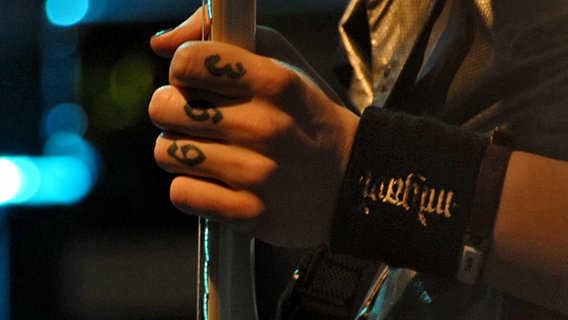 Gitarrist Yu mit Zahlen auf den Fingern © NDR Foto: C. Lamprecht