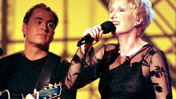 Corinna May mit ihrem Gitarristen Sascha Gerbig 1999 bei der Generalprobe zum deutschen Vorentscheid. Sie belegte den 1. Platz, wurde aber nachträglich disqualifiziert. Sie vertrat 2002 Deutschland beim Grand Prix und belegte den 21. Platz  Foto: Ingo Wagner