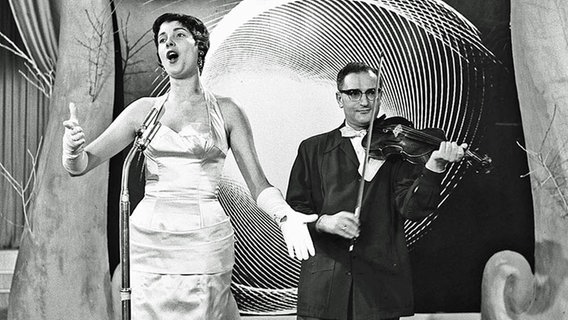 Corry Brokken beim Grand Prix d'Eurovision 1957  