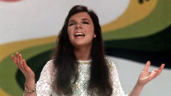 Dana bei einem Auftritt 1970 in der Sendung Studio B. Im selben Jahr belegte sie für Irland beim Grand Prix den 1. Platz  Foto: Dieter Klar