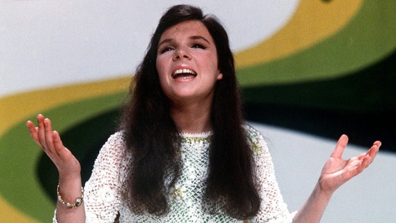 Dana bei einem Auftritt 1970 in der Sendung Studio B. Im selben Jahr belegte sie für Irland beim Grand Prix den 1. Platz © picture-alliance / dpa Foto: Dieter Klar