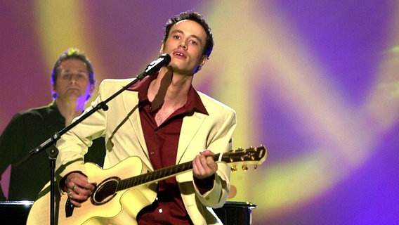 Der Junge mit der Gitarre (bürgerlichTobias Schacht) 2003 bei der Generalprobe zum deutschen Vorentscheid beim Grand Prix, konnte sich aber nicht qualifizieren © dpa Foto: Wulf Pfeiffer