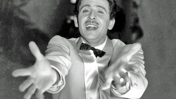 Domenico Modugno 1958 beim italienischen Schlagerfestival von San Remo. Im selben Jahr belegte er für Italien beim Grand Prix den 3. Platz. 1959 belegte er den 6. Platz, sowie 1966 den 17. Platz © Publifoto 