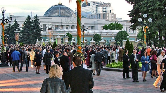 Großer Andrang beim "Welcome Cocktail vor dem Mariinsky Palast  Foto: xy