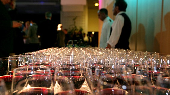 Die Barcrew auf dem Eurovisions-Empfang des Bürgermeisters von Helsinki schenkt Getränke ein. © NDR Foto: Rolf Klatt
