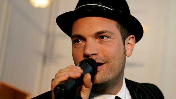 Roger Cicero singt auf dem Empfang der deutschen Botschaft in Helsinki. © NDR Foto: Rolf Klatt