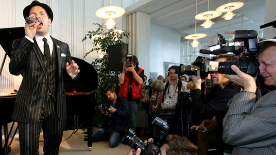 Roger Cicero singt auf dem Empfang der deutschen Botschaft in Helsinki. © NDR Foto: Rolf Klatt