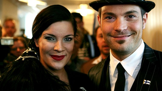 Roger Cicero und die finnische Sängerin Hanna Pakarinen auf dem Grand Prix Empfang in der deutschen Botschaft in Helsinki. © NDR Foto: Rolf Klatt