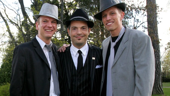 Drei Swingfans auf dem Grand Prix Empfang in der deutschen Botschaft in Helsinki. © NDR Foto: Rolf Klatt