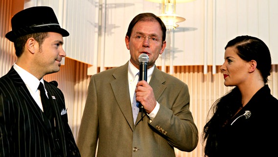 Roger Cicero mit dem deutschen Botschafter in Helsinki, Dr. Hanns Schumacher und der finnischen Sängerin Hanna Pakarinen © NDR Foto: Rolf Klatt