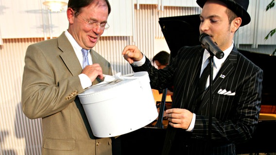 Roger Cicero mit dem deutschen Botschafter in Helsinki, Dr. Hanns Schumacher. © NDR Foto: Rolf Klatt