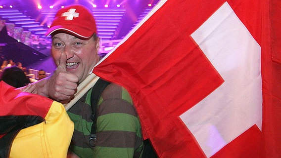 Schweizer Fan mit Käppi und Flagge © NDR Foto: Rolf Klatt