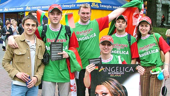 Fans in Angelica Agurbash-Outfit © NDR Foto: Rolf Klatt