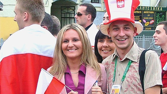 Polnische Fans mit Flaggen und Hut © NDR Foto: Rolf Klatt