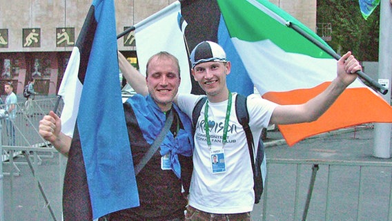 Fans schwenken Fahnen von Irland und Estland © NDR Foto: Rolf Klatt