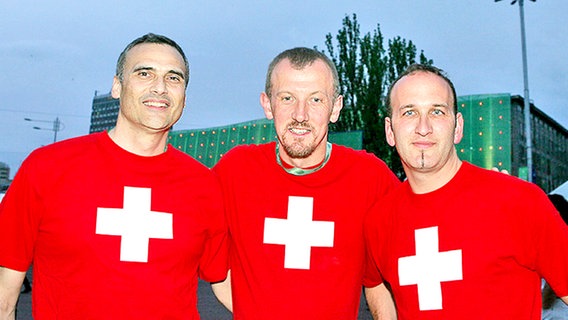 Schweizer Fans in rot-weißen T-Shirts © NDR Foto: Rolf Klatt